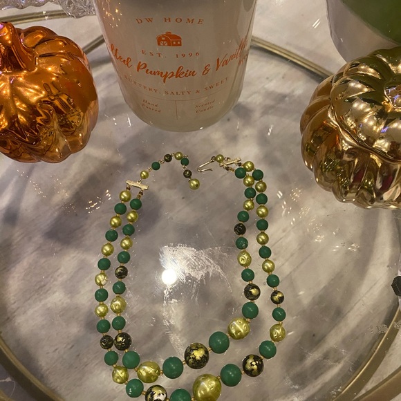 Vintage necklace with green balls. - Picture 5 of 8
